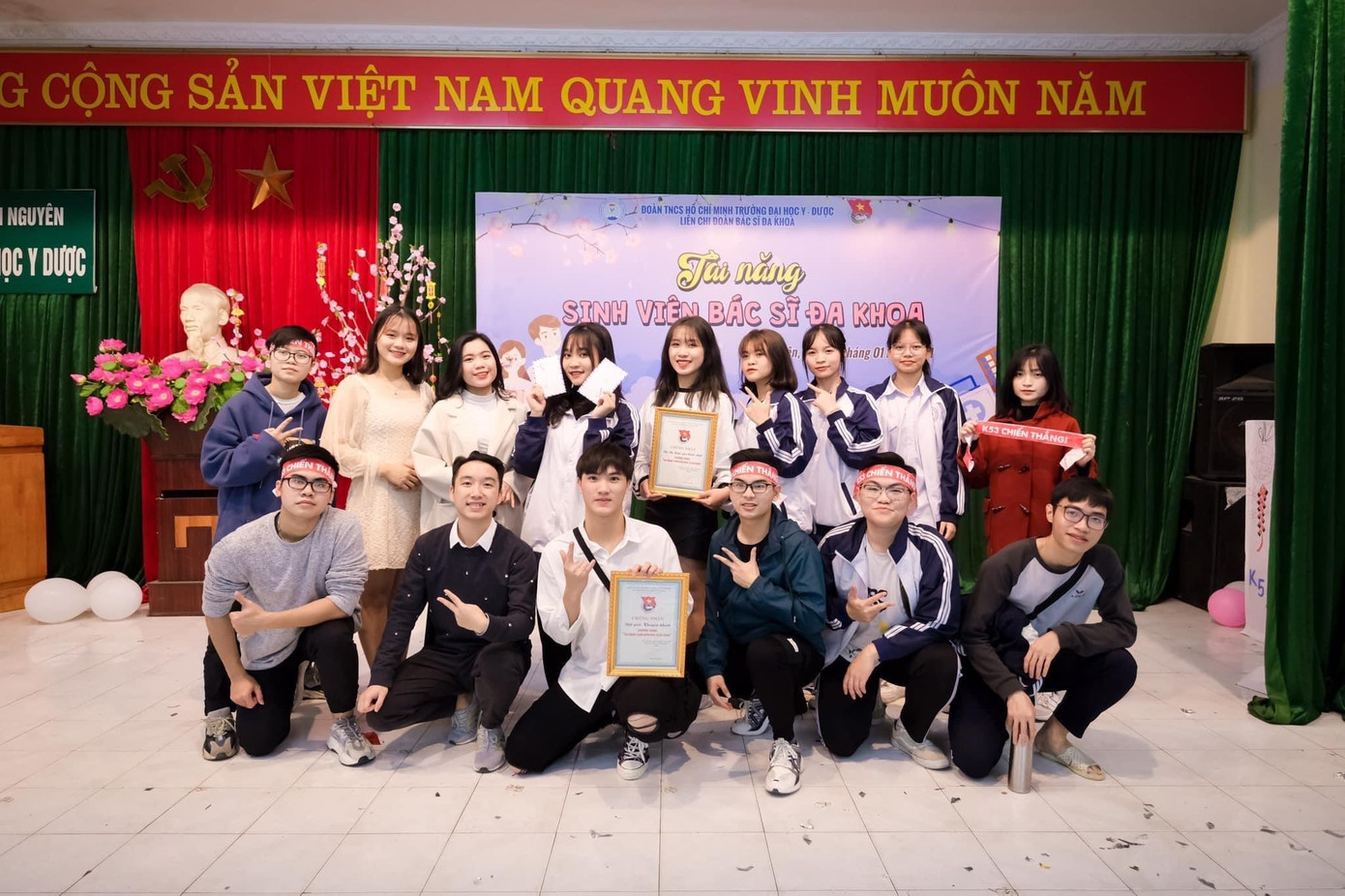 Bên cạnh đó, chàng trai trẻ luôn tích cực tham gia hoạt động tại các câu lạc bộ trong trường. Bên cạnh đó, chàng trai trẻ luôn tích cực tham gia hoạt động tại các câu lạc bộ trong trường.