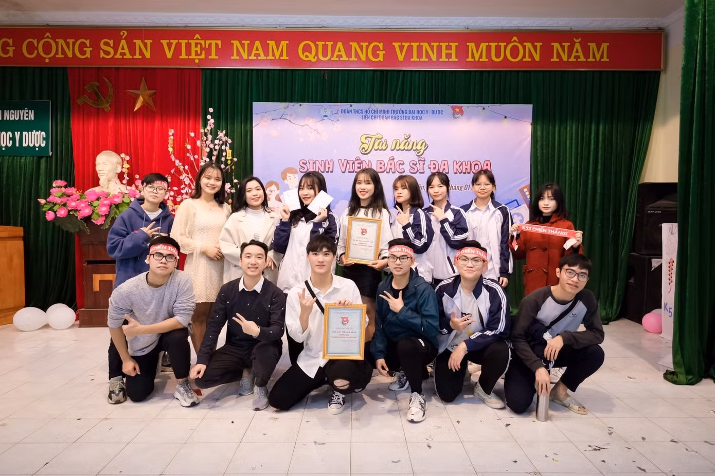 Bên cạnh đó, chàng trai trẻ luôn tích cực tham gia hoạt động tại các câu lạc bộ trong trường.