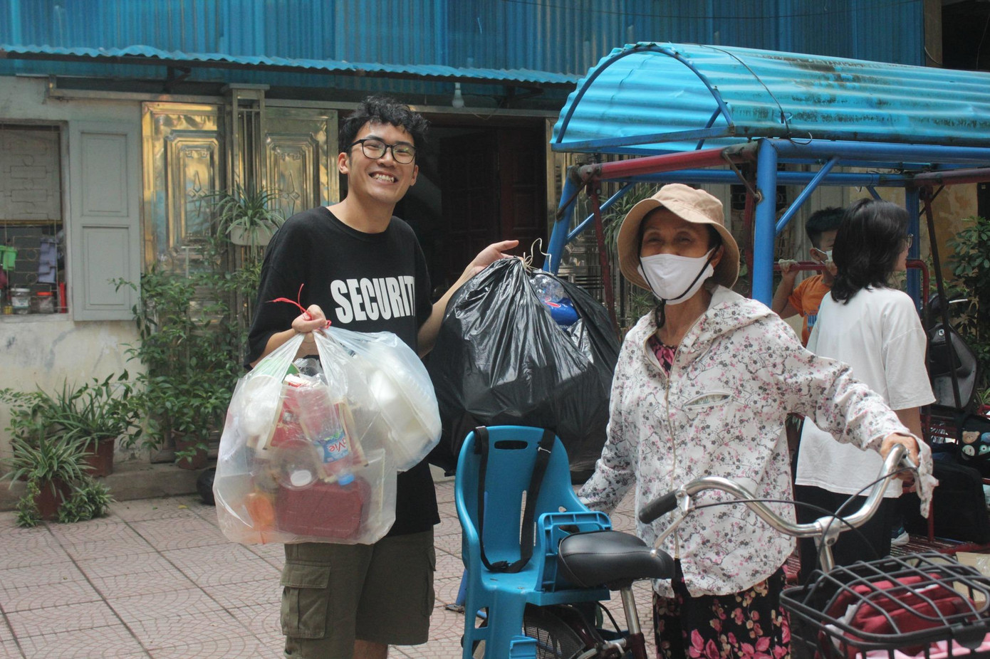 Hoạt động “Đổi rác lấy cây” được các bạn trẻ tổ chức vào mỗi cuối tuần hoặc cuối tháng.