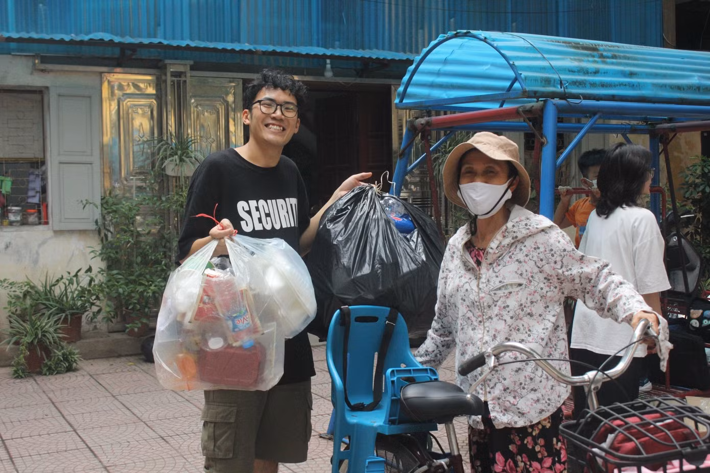 Hoạt động “Đổi rác lấy cây” được các bạn trẻ tổ chức vào mỗi cuối tuần hoặc cuối tháng. Hoạt động “Đổi rác lấy cây” được các bạn trẻ tổ chức vào mỗi cuối tuần hoặc cuối tháng.