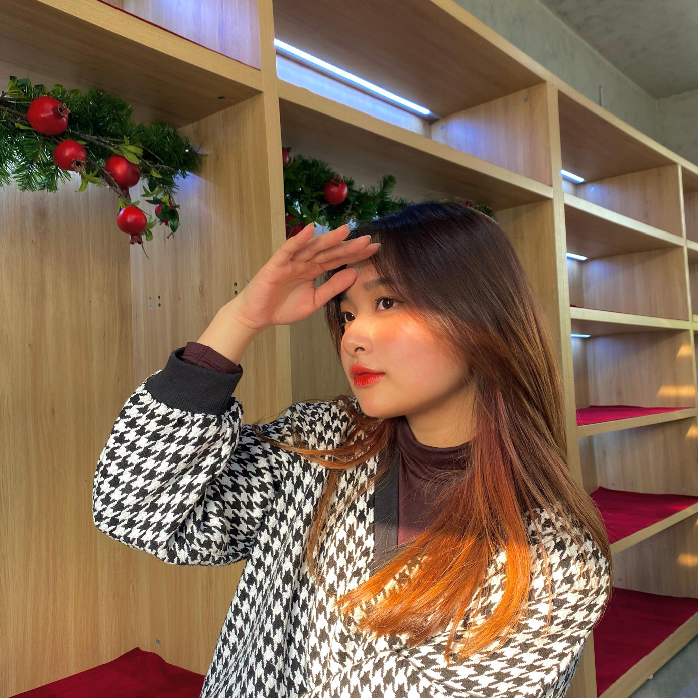 Ngay từ khi học lớp 8 cô đã bộn bề suy nghĩ cần phải trở thành con người như thế nào. Ngay từ khi học lớp 8 cô đã bộn bề suy nghĩ cần phải trở thành con người như thế nào.