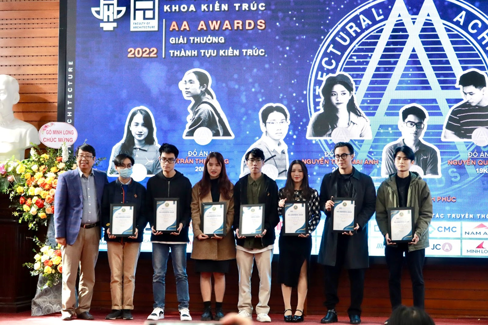 7 Giải Nhì của Giải thưởng AA Awards năm 2022 được trao cho các bạn sinh viên.