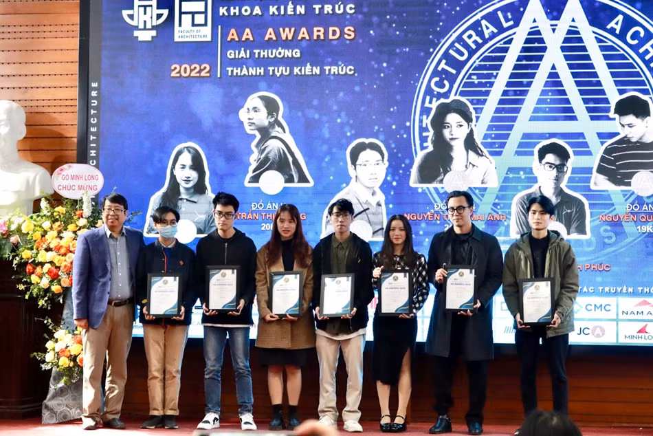 7 Giải Nhì của Giải thưởng AA Awards năm 2022 được trao cho các bạn sinh viên.