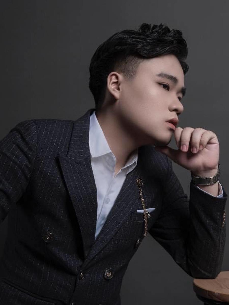 Hoàng Anh Tú (sinh năm 2001) đang là sinh viên năm ba khoa Thanh nhạc, trường Đại học sư phạm Nghệ thuật Trung Ương. Hoàng Anh Tú (sinh năm 2001) đang là sinh viên năm ba khoa Thanh nhạc, trường Đại học sư phạm Nghệ thuật Trung Ương.