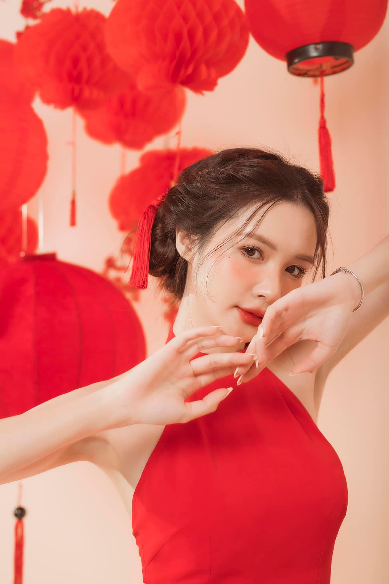 Lối tạo dáng hệt như một dải lụa đào, Minh Tâm mang sức hút về 1 mùa Xuân mơn mởn. Lối tạo dáng hệt như một dải lụa đào, Minh Tâm mang sức hút về 1 mùa Xuân mơn mởn.