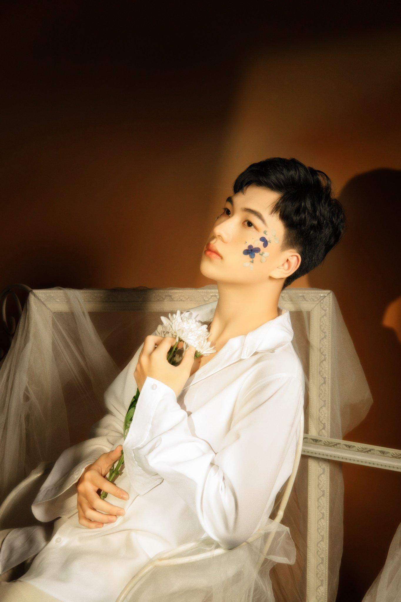 Vốn dĩ anh chàng là người không quá yêu thích sự mạo hiểm nên Quốc Việt chọn môi trường sư phạm để gắn bó về dài lâu.