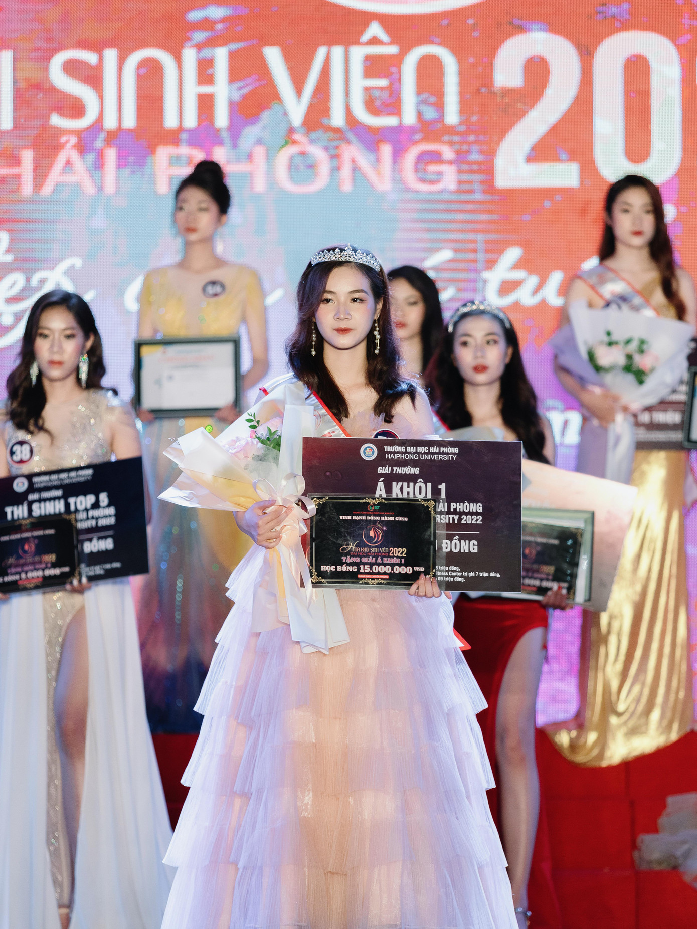 Nguyễn Nguyệt Anh là Á khôi 1 Cuộc thi Hoa khôi Sinh viên Đại học Hải Phòng 2022. Nguyễn Nguyệt Anh là Á khôi 1 Cuộc thi Hoa khôi Sinh viên Đại học Hải Phòng 2022.