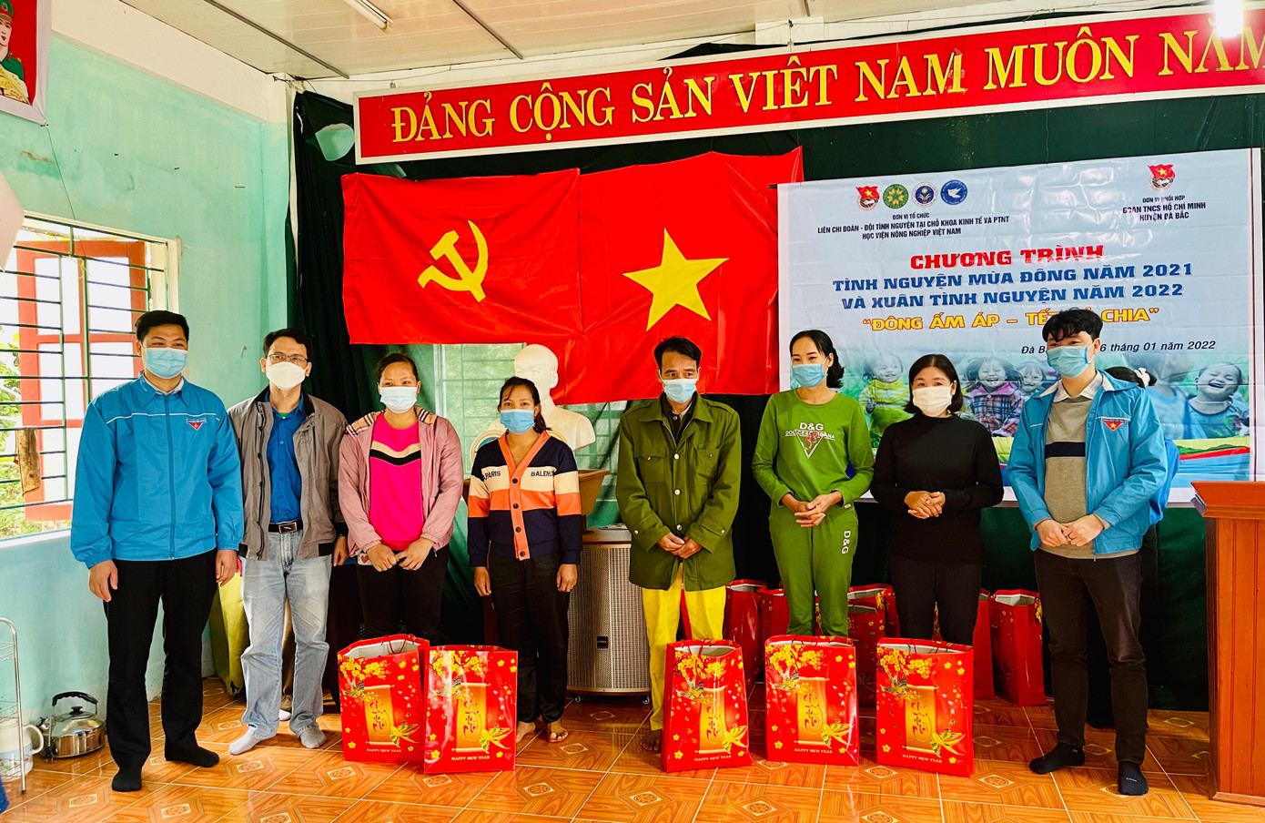 Trao tặng 15 suất quà cho bà con nhân dân thuộc hộ nghèo. Trao tặng 15 suất quà cho bà con nhân dân thuộc hộ nghèo.