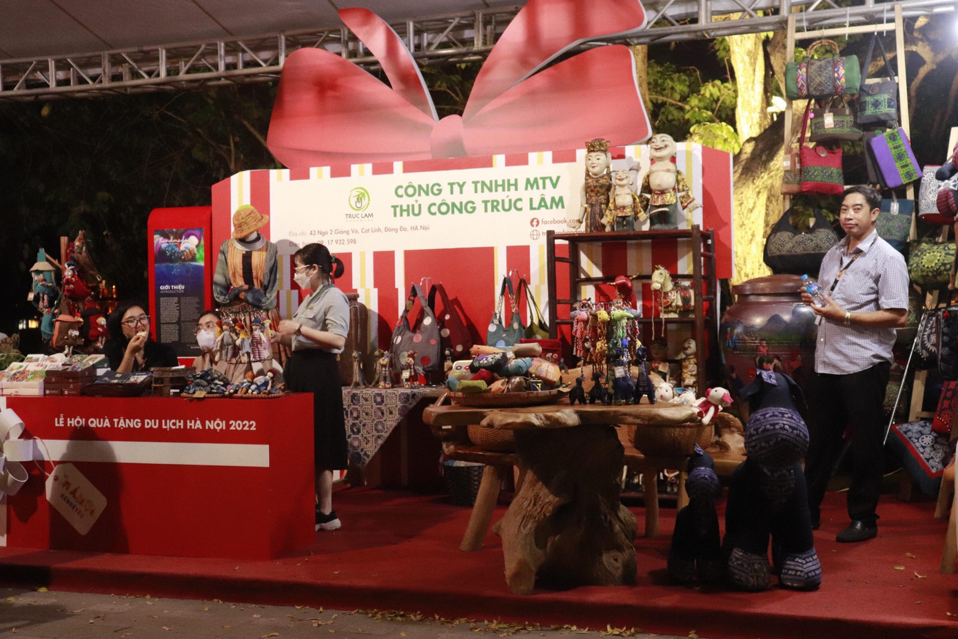 Gian hàng trưng bày sản phẩm của các nghệ nhân.
