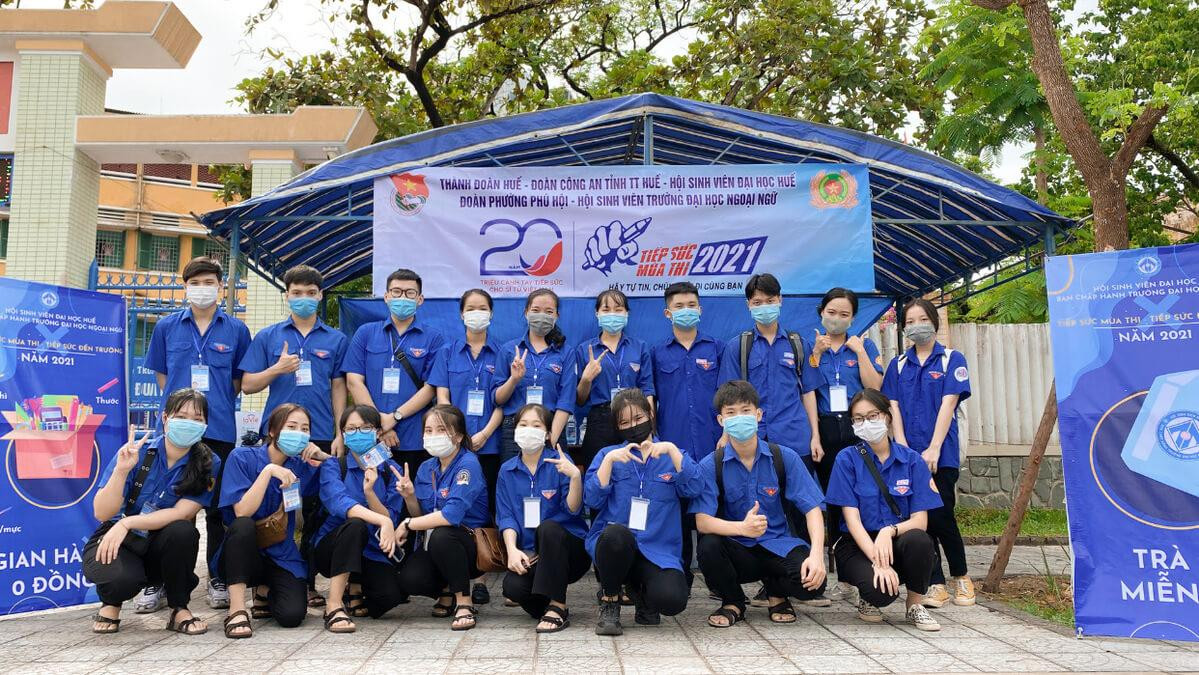 Minh Hoàng (hàng trên, thứ 3 từ trái qua) trong hoạt động Tiếp sức mùa thi năm 2021. Minh Hoàng (hàng trên, thứ 3 từ trái qua) trong hoạt động Tiếp sức mùa thi năm 2021.