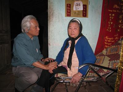 Bà Nhu (phải) và tác giả Nguyễn Bắc Sơn