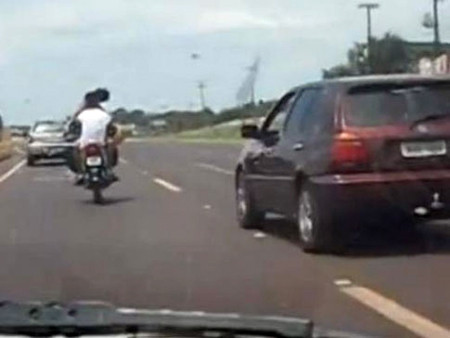 Cặp tình nhân hôn nhau khi đang chạy với tốc độ hơn 80km/h