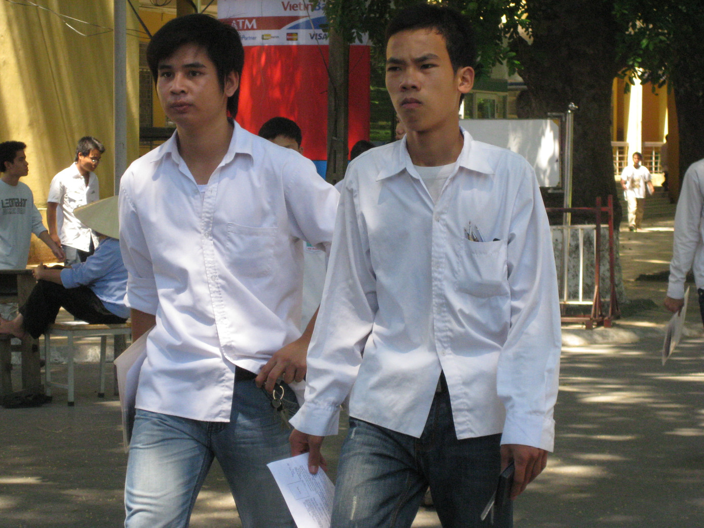 Nhiều thí sinh không vui vẻ sau khi thi xong môn Toán. Ảnh: Đỗ Hợp