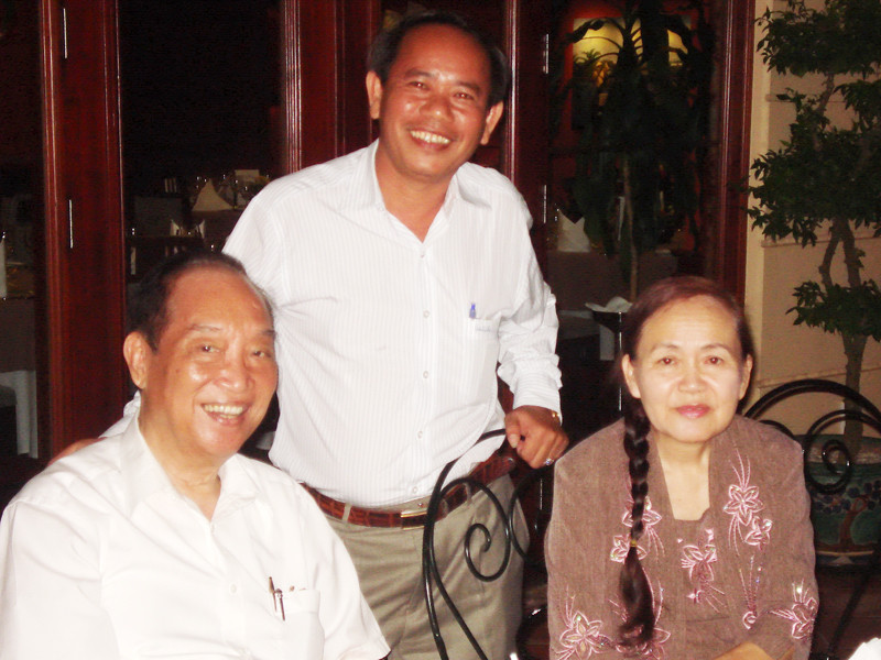 Ba Sương, nguyên Phó Thủ tướng Đoàn Duy Thành (ngoài cùng bên trái) và luật sư Nguyễn Trường Thành, dịp Ngày phụ nữ Việt Nam 20-10-2011. Ảnh: Sáu Nghệ. Ba Sương, nguyên Phó Thủ tướng Đoàn Duy Thành (ngoài cùng bên trái) và luật sư Nguyễn Trường Thành, dịp Ngày phụ nữ Việt Nam 20-10-2011 Ảnh: Sáu Nghệ