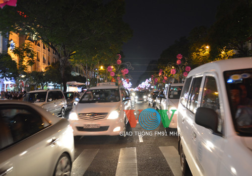 Dòng xe ô tô trên đường Lê Lợi. Dòng xe ô tô trên đường Lê Lợi