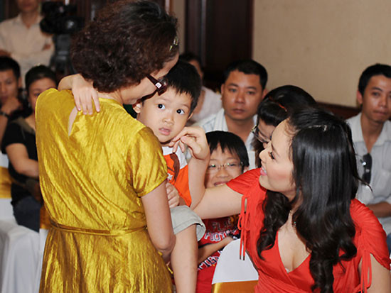 Thụy Vân: Đồng hành cùng các em bé không may mắn ảnh 3