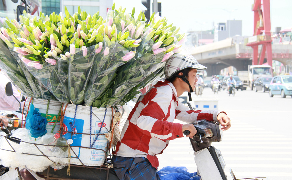 Nhăn mặt vì nắng nóng. Ảnh: Trường Phong
