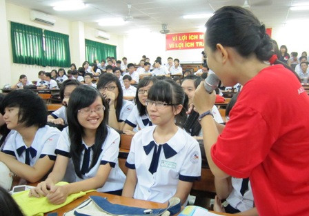 Học sinh Trường THPT Lê Quý Đôn, TPHCM trong buổi tìm hiểu về sức khoẻ giới tính, sinh sản. (Ảnh: Hoài Nam). Học sinh Trường THPT Lê Quý Đôn, TPHCM trong buổi tìm hiểu về sức khoẻ giới tính, sinh sản. (Ảnh: Hoài Nam)