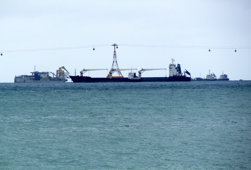 Tàu lớn vào tránh bão trong vịnh Nha Trang