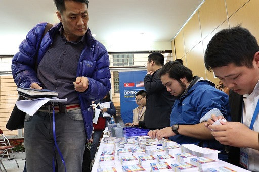 Phóng viên nước ngoài nhận thẻ tác nghiệp thượng đỉnh Mỹ - Triều ảnh 2