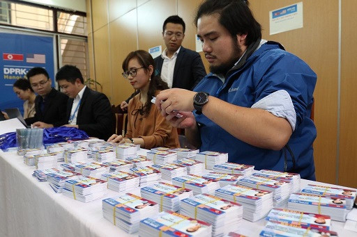 Phóng viên nước ngoài nhận thẻ tác nghiệp thượng đỉnh Mỹ - Triều ảnh 1