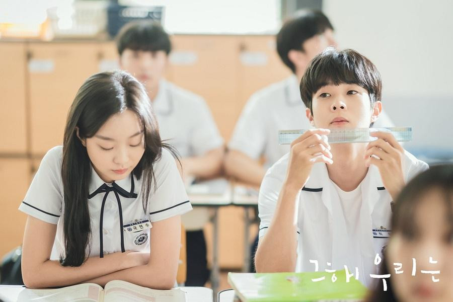 Choi Woo Sik vai Choi Woong, Kim Da Mi vai Yeon Soo trong "Our Beloved Summer". Choi Woo Sik vai Choi Woong, Kim Da Mi vai Yeon Soo trong "Our Beloved Summer".