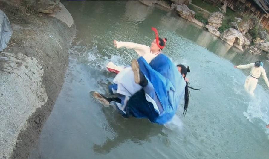 Cảnh quay tập 2 cũng lộ mặt diễn viên đóng thế cho nam nữ chính. Cảnh quay tập 2 cũng lộ mặt diễn viên đóng thế cho nam nữ chính.