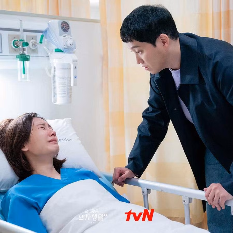 Seok Hyung đã bắt đầu để ý đến Min Ha và bỏ ngang mọi thứ để chạy đến bệnh viện khi nghe cô phải cấp cứu Seok Hyung đã bắt đầu để ý đến Min Ha và bỏ ngang mọi thứ để chạy đến bệnh viện khi nghe cô phải cấp cứu