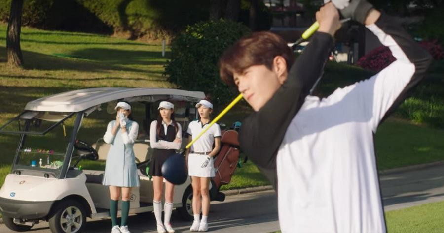 Đến cả chơi golf mà cũng rất chuyên nghiệp, làm hai cô bạn Hye Jin trầm trồ không ngớt.