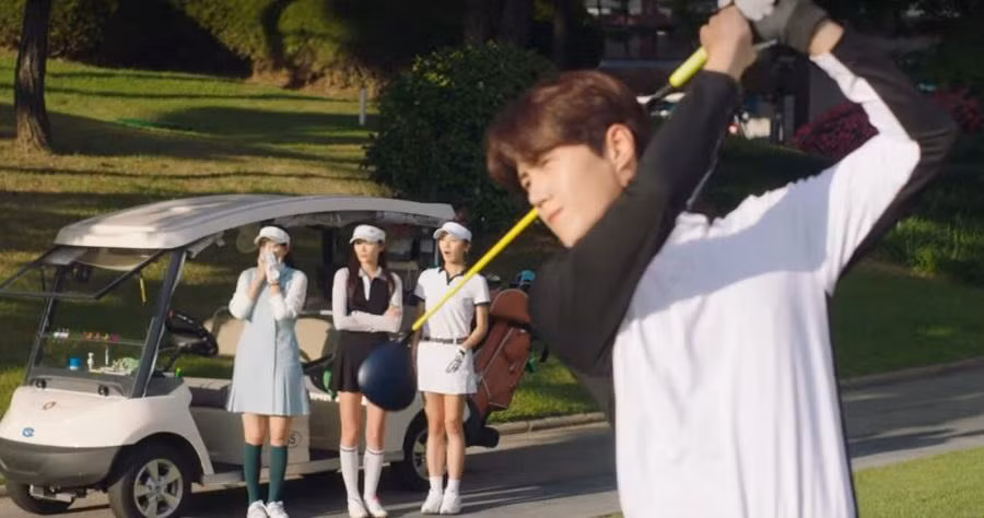 Đến cả chơi golf mà cũng rất chuyên nghiệp, làm hai cô bạn Hye Jin trầm trồ không ngớt.