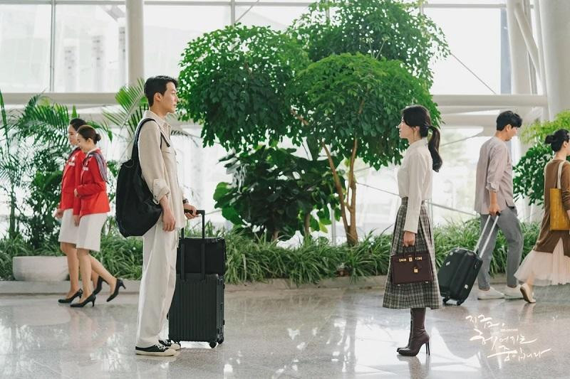 Young Eun và Jae Guk có quá nhiều lựa chọn trong cuộc đời, nhưng cả hai đã ưu tiên lựa chọn &quot;cho nhau lối đi riêng&quot;.