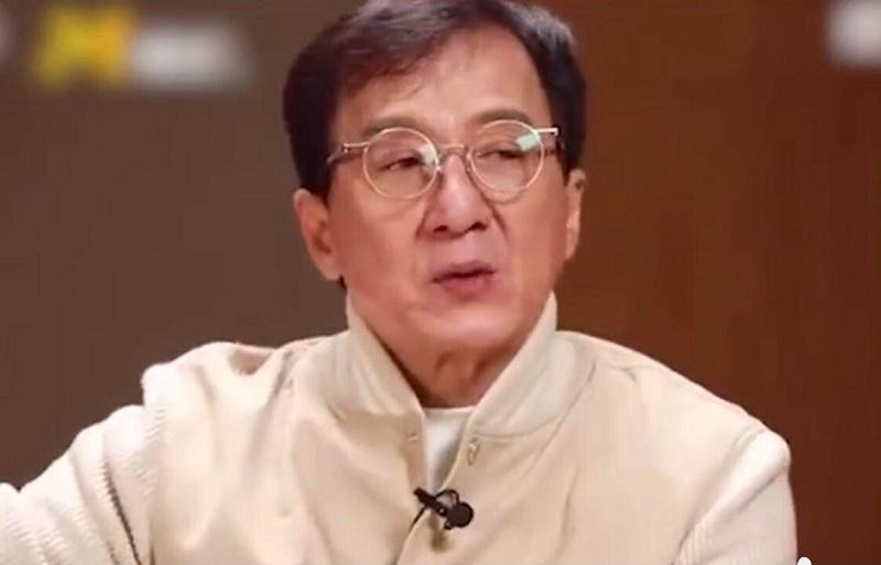 Thành Long trong đoạn clip phỏng vấn mới nhất về diễn viên trẻ. Thành Long trong đoạn clip phỏng vấn mới nhất về diễn viên trẻ.