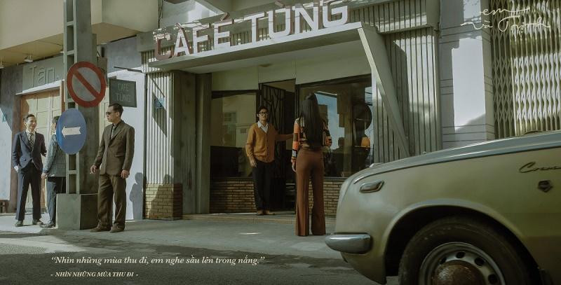 Bối cảnh quán cà phê Tùng. Bối cảnh quán cà phê Tùng.