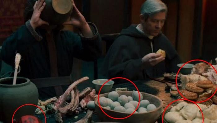 Rượu, bánh bao, bánh trung thu, trứng là những thức ăn xuất xứ từ Trung Quốc đã được đưa vào trong một phân cảnh của bộ phim.