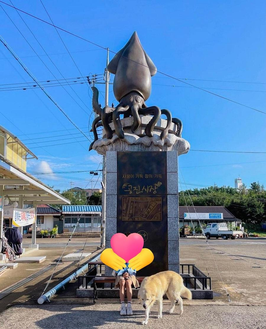 Tượng con mực ở chợ Cheongha cũng là địa điểm check-in yêu thích