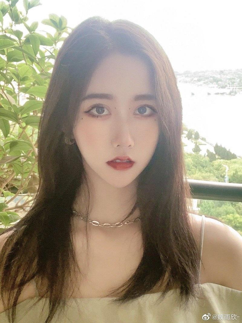 Ngụy Vũ Hân là cô nàng thứ ba tiếp bước Đô Mỹ Trúc và Trương Đan Tam tố Ngô Diệc Phàm.