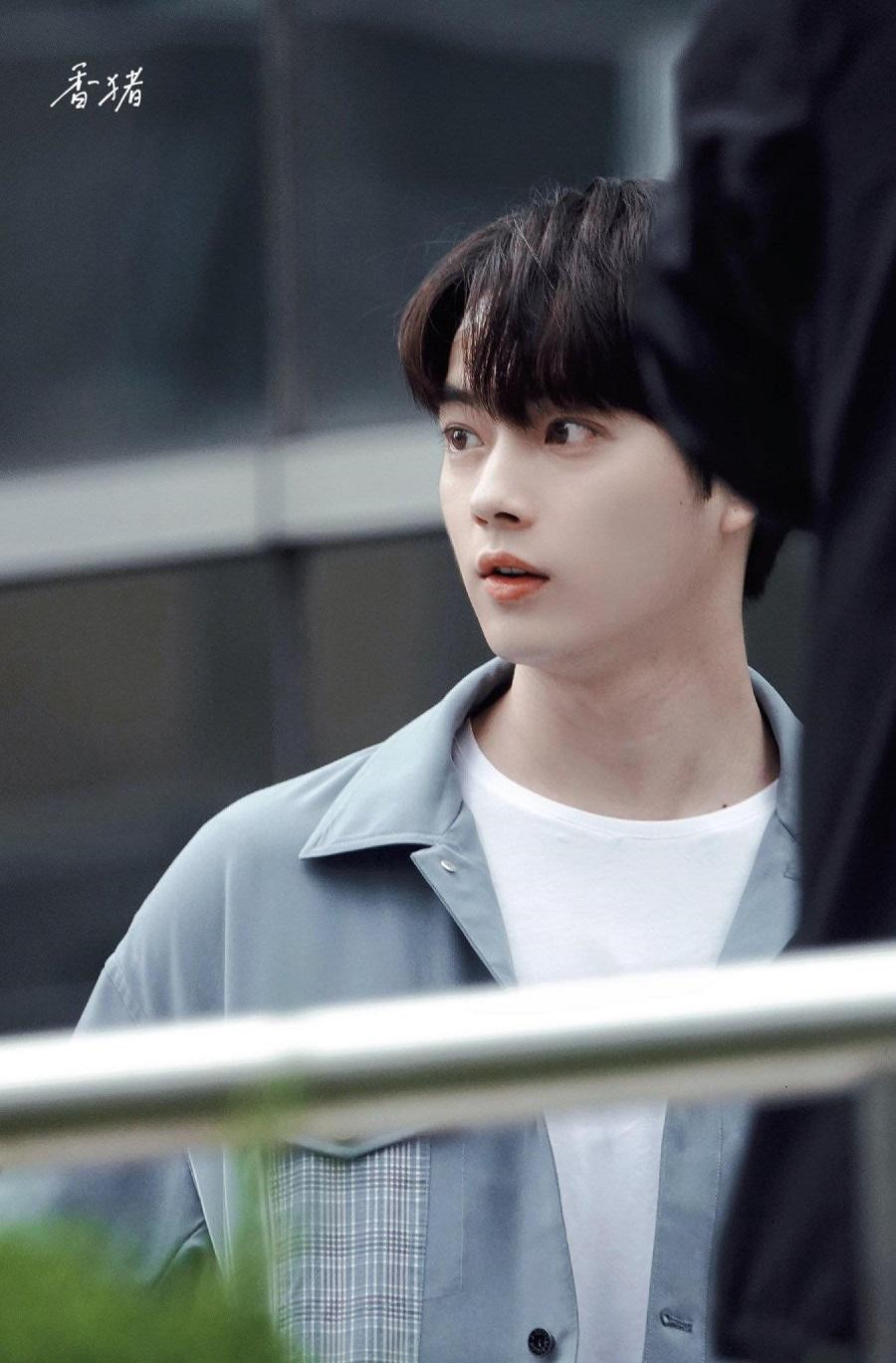 Những hình ảnh của Hứa Khải trên phim trường &quot;Định Luật Tình Yêu 80/20&quot;.