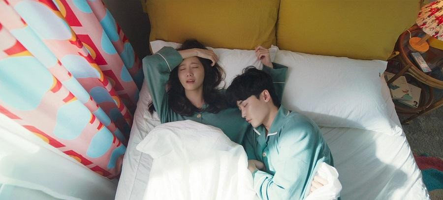 YoonA tỏa sáng khi vào vai một cô y tá chăm sóc người bệnh, còn phải chăm lo từng chút một cho người chồng "vô dụng" của mình. YoonA tỏa sáng khi vào vai một cô y tá chăm sóc người bệnh, còn phải chăm lo từng chút một cho người chồng "vô dụng" của mình.