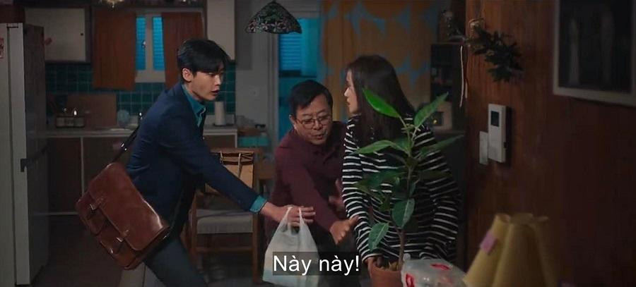 Nhưng bố ruột và chồng lại luôn cùng một phe. Nhưng bố ruột và chồng lại luôn cùng một phe.