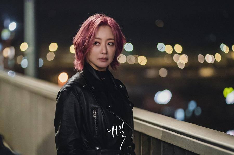Kim Hee Sun để tóc ngắn, nhuộm hồng nổi bật sát với tạo hình nhân vật trong nguyên tác. Kim Hee Sun để tóc ngắn, nhuộm hồng nổi bật sát với tạo hình nhân vật trong nguyên tác.