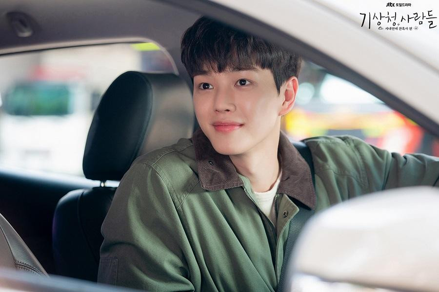 Lee Si Woo (Song Kang) vì tò mò về Jin Ha Kyung nên quyết định tiếp cận cô.