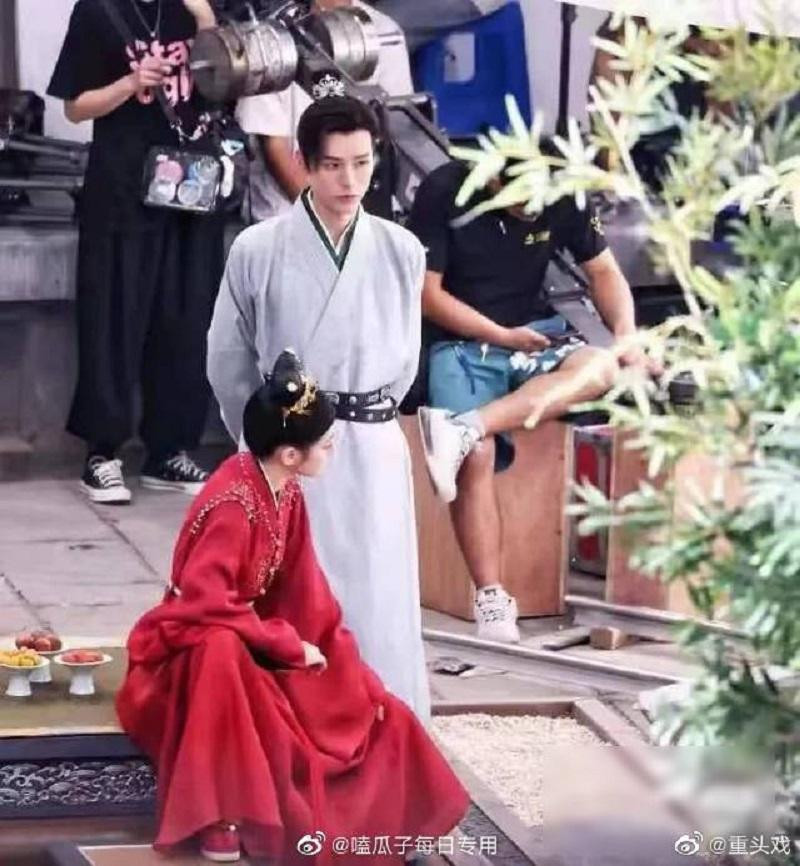 Cung Tuấn và Địch Lệ Nhiệt Ba trên phim trường. Cung Tuấn và Địch Lệ Nhiệt Ba trên phim trường.