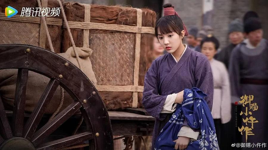 Cảnh Dực ngay từ lần gặp đầu tiên đã chú ý đến Sở Sở, tìm cách cho cô được gặp Tiêu Cẩn Du để trở thành một trợ thủ cho anh. Cảnh Dực ngay từ lần gặp đầu tiên đã chú ý đến Sở Sở, tìm cách cho cô được gặp Tiêu Cẩn Du để trở thành một trợ thủ cho anh.