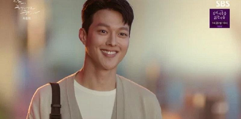 Cả hai trao nhau nụ cười chào