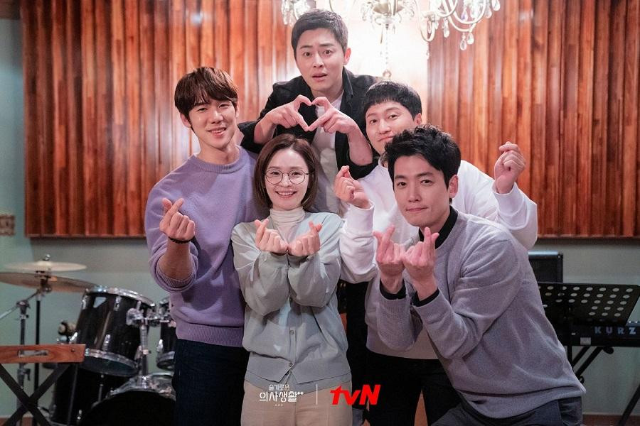 "Hospital Playlist 2" với sự tham gia của Jo Jung Suk, Jeon Mi Do, Jung Kyung Ho, Yoo Yeon Seok, Kim Dae Myung. "Hospital Playlist 2" với sự tham gia của Jo Jung Suk, Jeon Mi Do, Jung Kyung Ho, Yoo Yeon Seok, Kim Dae Myung.