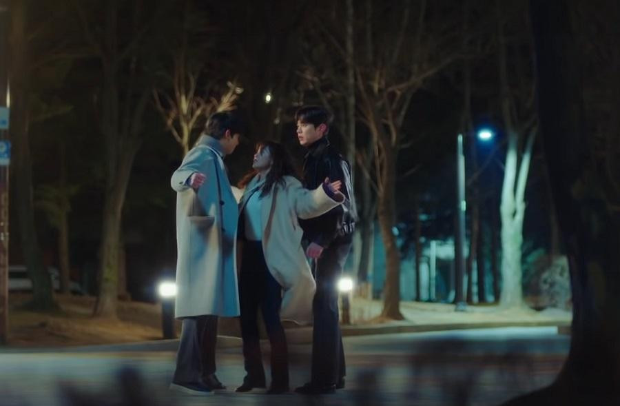 Và bắt đầu tìm cách cản trở chuyện tình yêu của cặp đôi chính.