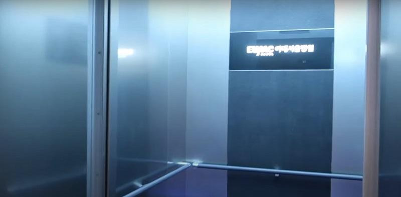 Khung cảnh thang máy quen thuộc hay có những cuộc gặp gỡ của các nhân vật trong phim