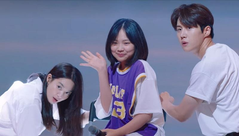 Nhiệt tình múa minh họa để giúp Oh Ju Ri giành giải thưởng trong đêm lễ hội. Nhiệt tình múa minh họa để giúp Oh Ju Ri giành giải thưởng trong đêm lễ hội.