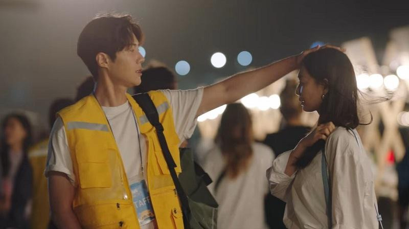 Doo Sik còn khen Hye Jin. Doo Sik còn khen Hye Jin.