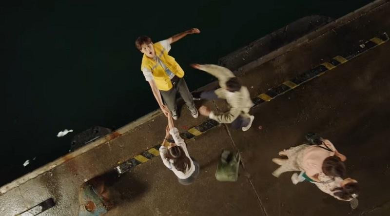 Doo Sik suýt chút rơi xuống nước trong lúc ngắm pháo hoa. Doo Sik suýt chút rơi xuống nước trong lúc ngắm pháo hoa.